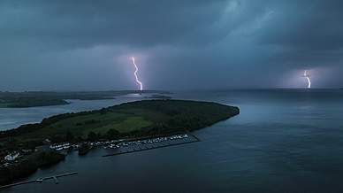 http://www.nightskyhunter.com/Night Storms And Weather/